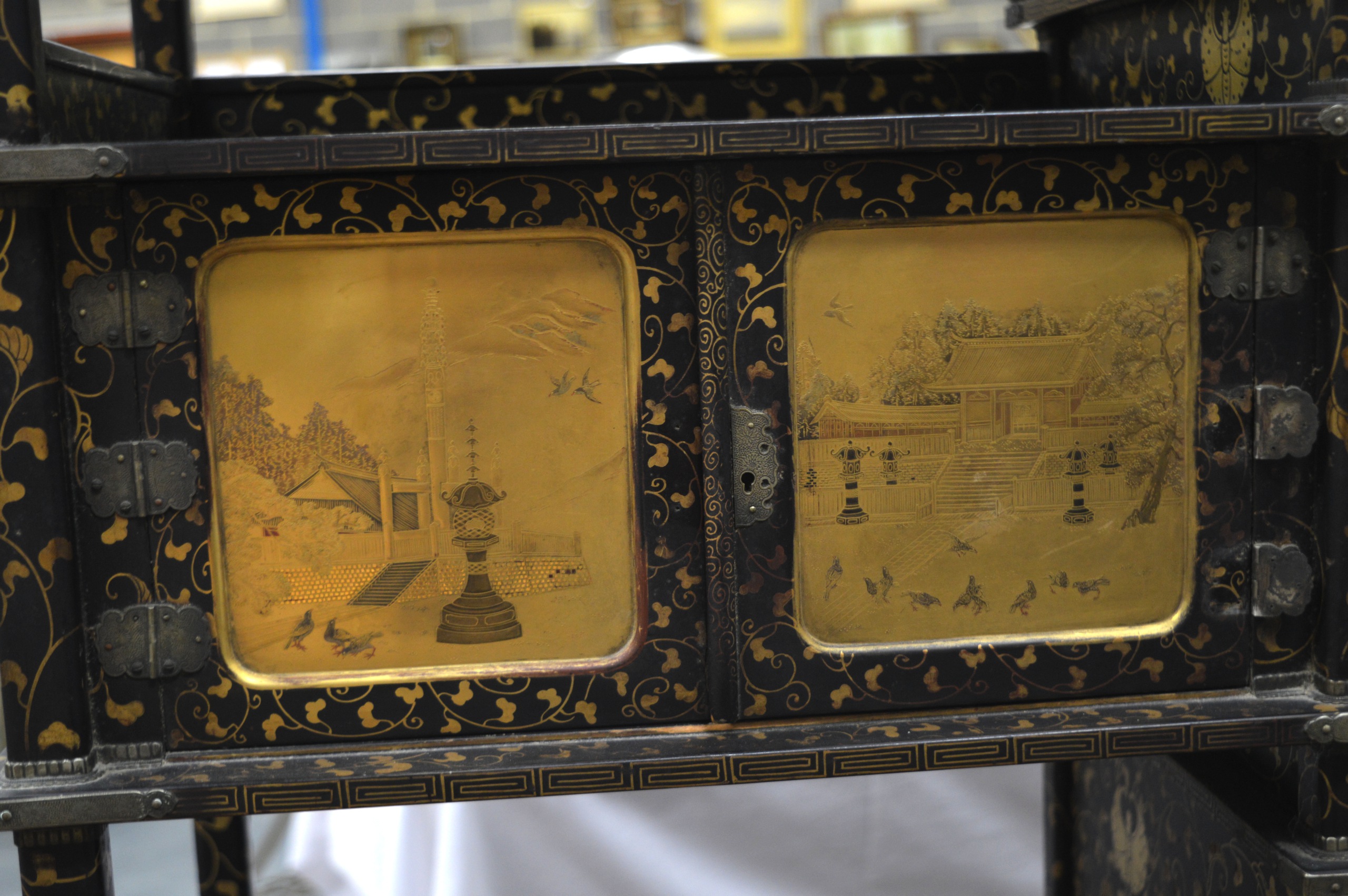 A GOOD 19TH CENTURY JAPANESE MEIJI PERIOD BLACK LACQUER CABINET ON STAND decorated with fine quality - Image 2 of 3