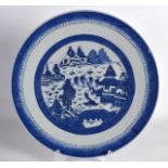 AN EARLY 19TH CENTURY CHINESE EXPORT BLUE AND WHITE PLATE Qianlong/Jiaqing, painted with a