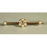 A LATE VICTORIAN 15CT GOLD BAR BOOCH, the knife edge bar centred by a diamond and pearl cluster with