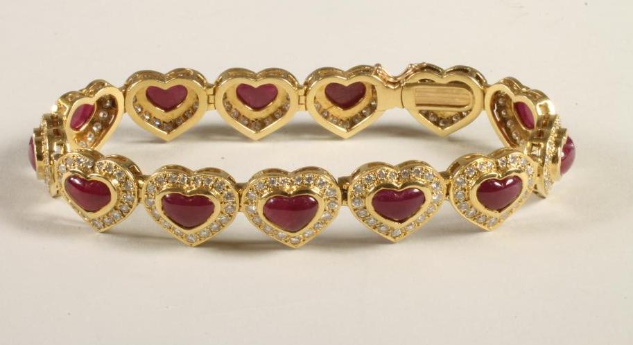 A RUBY AND DIAMOND BRACELET, the thirteen heart shaped links each centred by a polished heart shaped - Bild 2 aus 2