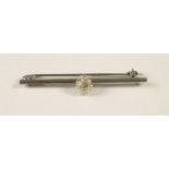 A DIAMOND BAR BROOCH, the brilliant cut stone claw set to a 9ct white gold and platinum knife edge