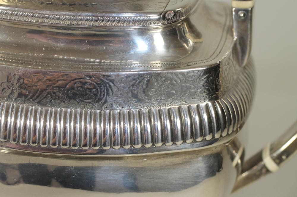 A LATE GEORGE III SILVER TEAPOT, maker's mark probably JH (script), London 1808, of rounded oblong - Bild 3 aus 4