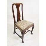 AN EARLY GEORGIAN MAHOGANY SIDE CHAIR, c.1730-1740, the curved and moulded uprights with arched
