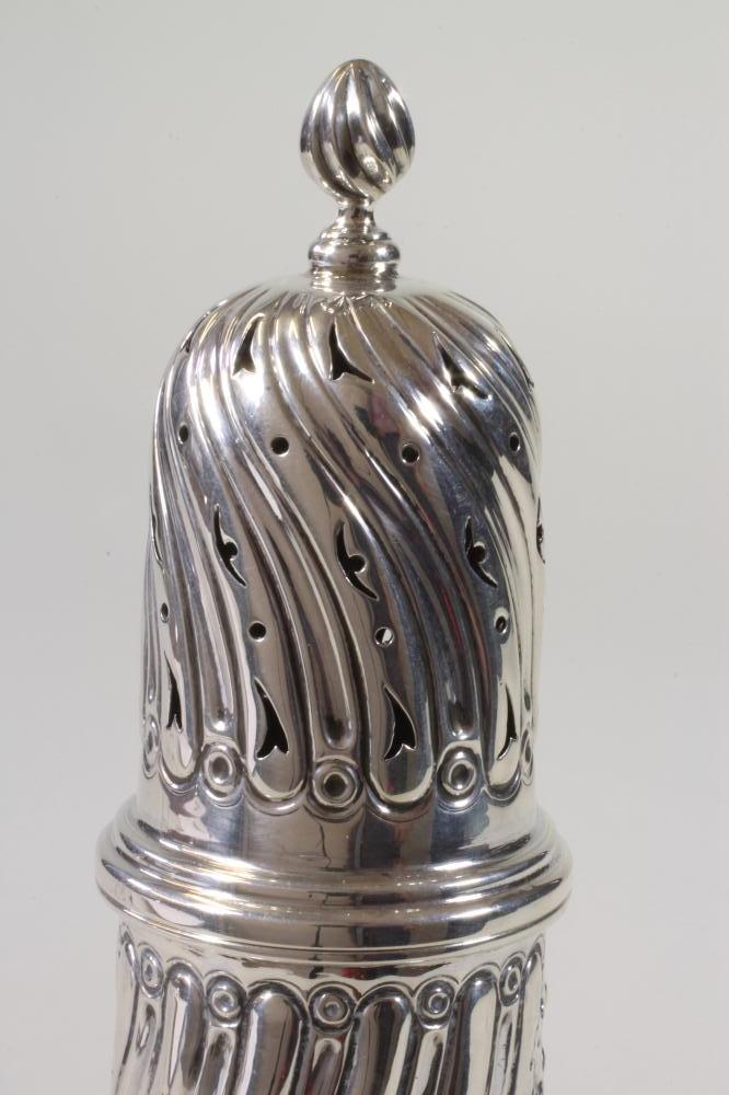 A LATE VICTORIAN SILVER SUGAR CASTOR, maker possibly T Hayes, Birmingham 1891, of wrythen fluted - Bild 3 aus 4