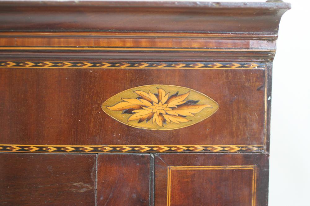 A GEORGIAN MAHOGANY CORNER CUPBOARD, late 18th century and later, the moulded cornice over chequer - Bild 2 aus 4