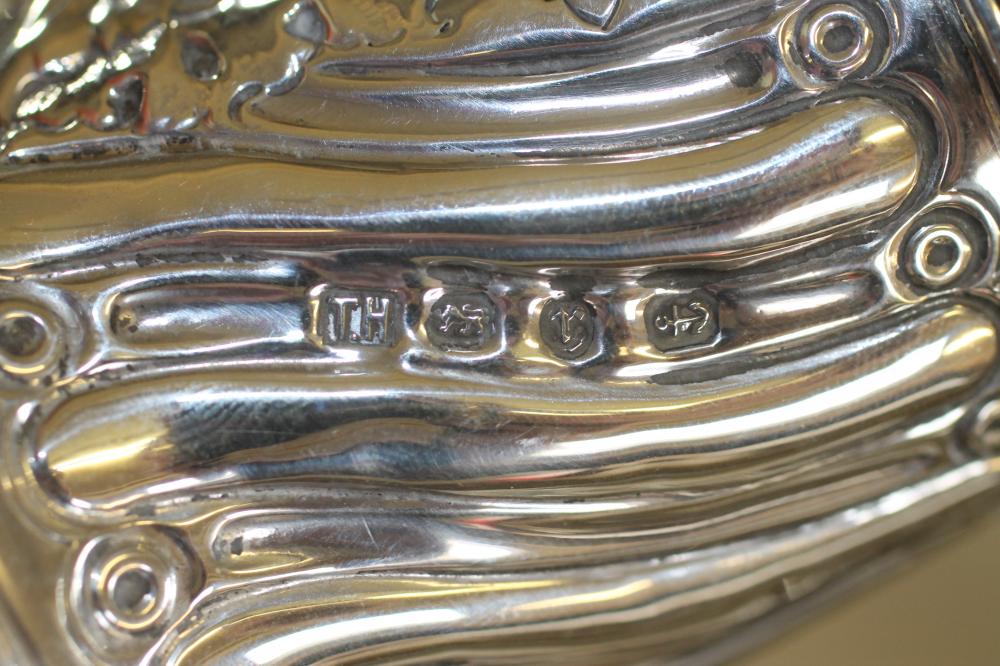 A LATE VICTORIAN SILVER SUGAR CASTOR, maker possibly T Hayes, Birmingham 1891, of wrythen fluted - Bild 4 aus 4