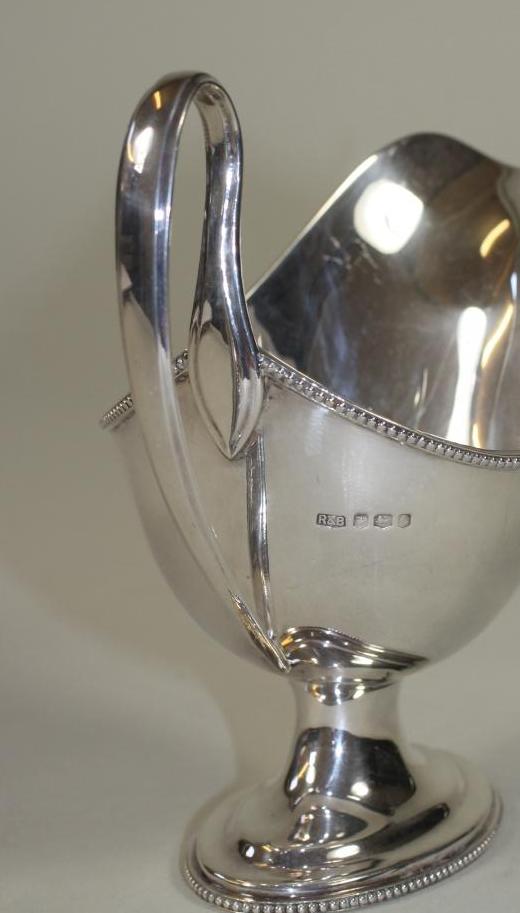 A SILVER PEDESTAL SAUCEBOAT, makers Roberts & Belk, Sheffield 1970, the plain oval bowl with applied - Bild 2 aus 3