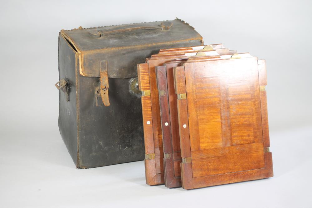 A SANDS, HUNTER & CO. LTD MAHOGANY FIELD CAMERA, full plate, in retailer's leather case, with four - Bild 4 aus 5