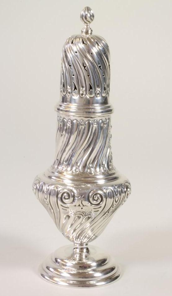 A LATE VICTORIAN SILVER SUGAR CASTOR, maker possibly T Hayes, Birmingham 1891, of wrythen fluted - Bild 2 aus 4