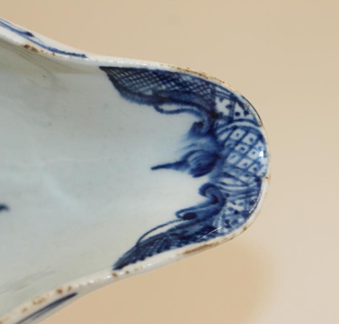 A FIRST PERIOD WORCESTER PORCELAIN SMALL SAUCEBOAT, c.1770, painted in underglaze blue with the " - Bild 3 aus 6