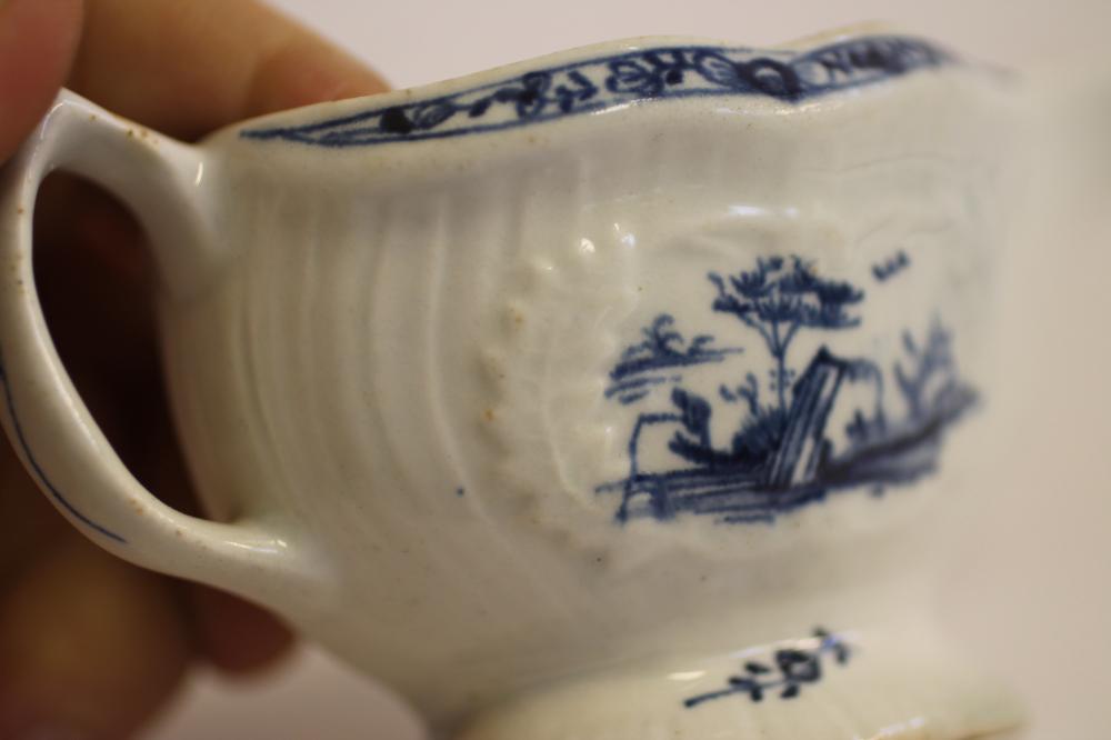 A FIRST PERIOD WORCESTER PORCELAIN SMALL SAUCEBOAT, c.1770, painted in underglaze blue with the " - Bild 6 aus 6