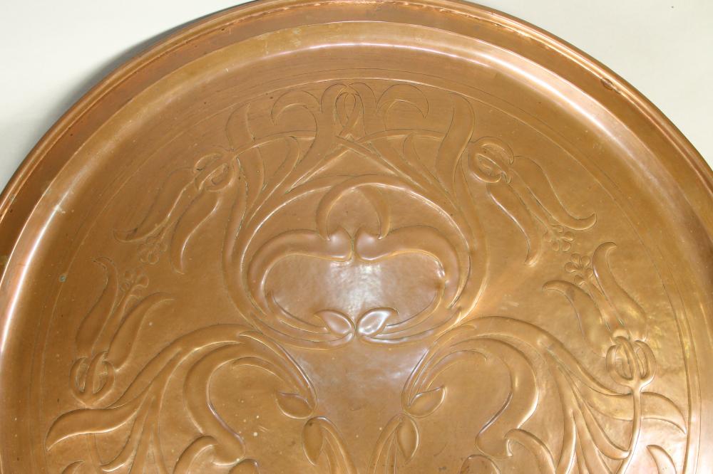 A KESWICK SCHOOL ARTS AND CRAFTS COPPER PLAQUE of plain circular form, chased with stylised - Bild 2 aus 2