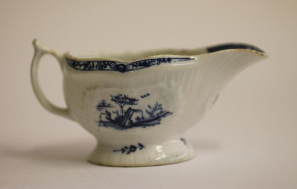 A FIRST PERIOD WORCESTER PORCELAIN SMALL SAUCEBOAT, c.1770, painted in underglaze blue with the " - Bild 2 aus 6