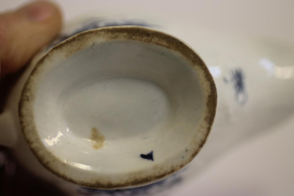 A FIRST PERIOD WORCESTER PORCELAIN SMALL SAUCEBOAT, c.1770, painted in underglaze blue with the " - Bild 5 aus 6