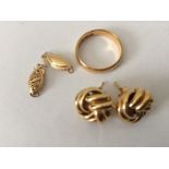 Wedding ring 22ct, gold earrings 18ct, gold clasps 14ct.