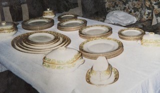 Extensive Booths Dragon pattern dinner service 12 large,12 medium, 12 small plates, 2 small, 1