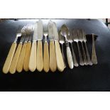 Sixteen items of various silver cutlery.