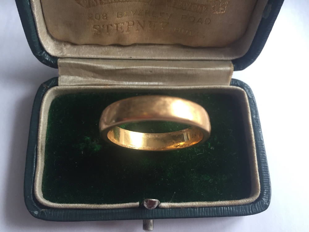 Yellow metal wedding ring approximately 10.4gms. Size W.
