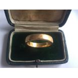 Yellow metal wedding ring approximately 10.4gms. Size W.