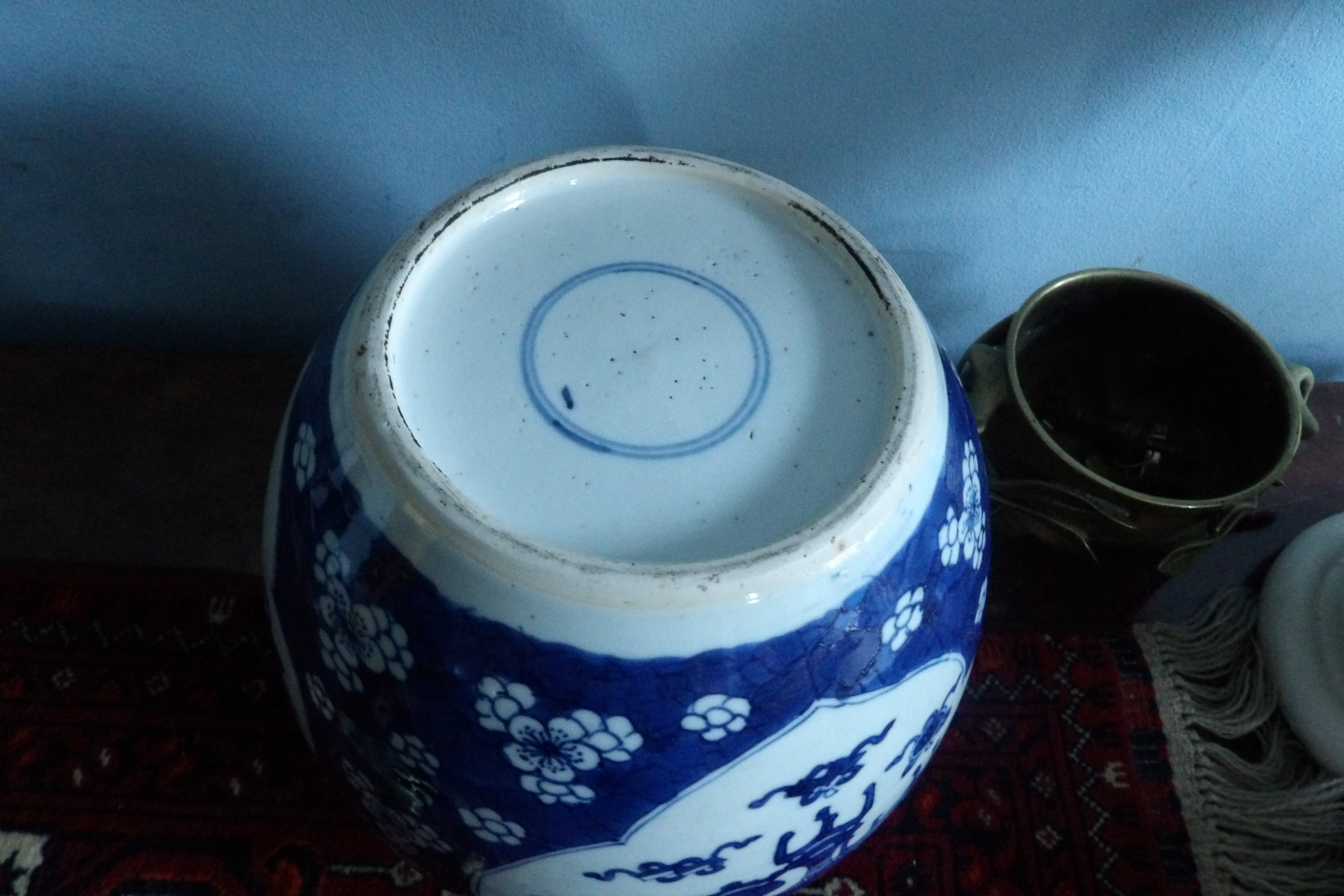 Chinese porcelain ginger jar with carved hardwood lid and base 25.5 cm high - Image 2 of 2