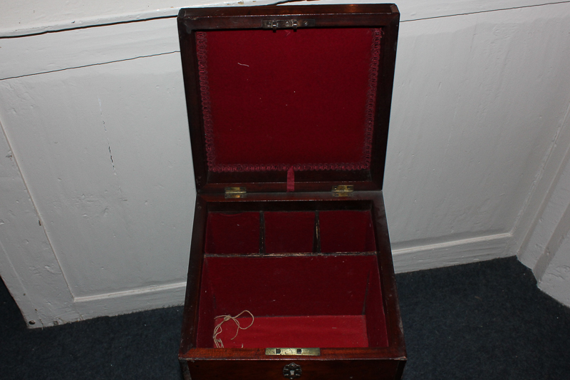 A George III mahogany decanter box, square form with raised top, on square tapered legs with carry - Image 2 of 2