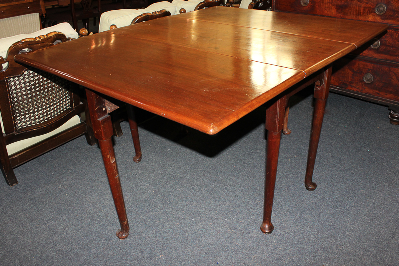 An 18th century mahogany drop leaf dining table with rectangular top and two drops opening to 133cm,