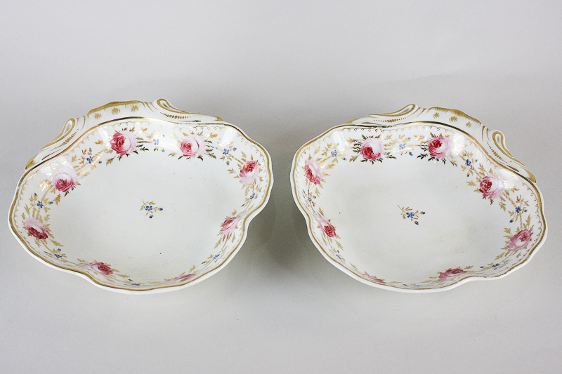 A pair of late 18th/early 19th century Derby porcelain dessert dishes with scalloped shape, pink