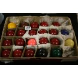 Games & pastimes: Riley & Burwat snooker balls. A set of 23. Boxed.