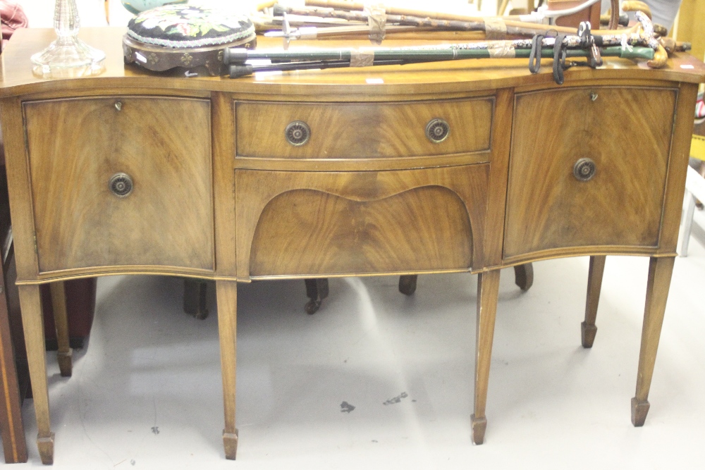 20th cent. Mahogany serpentine fronted sideboard flanked by 2 single doors and 2 central doors.