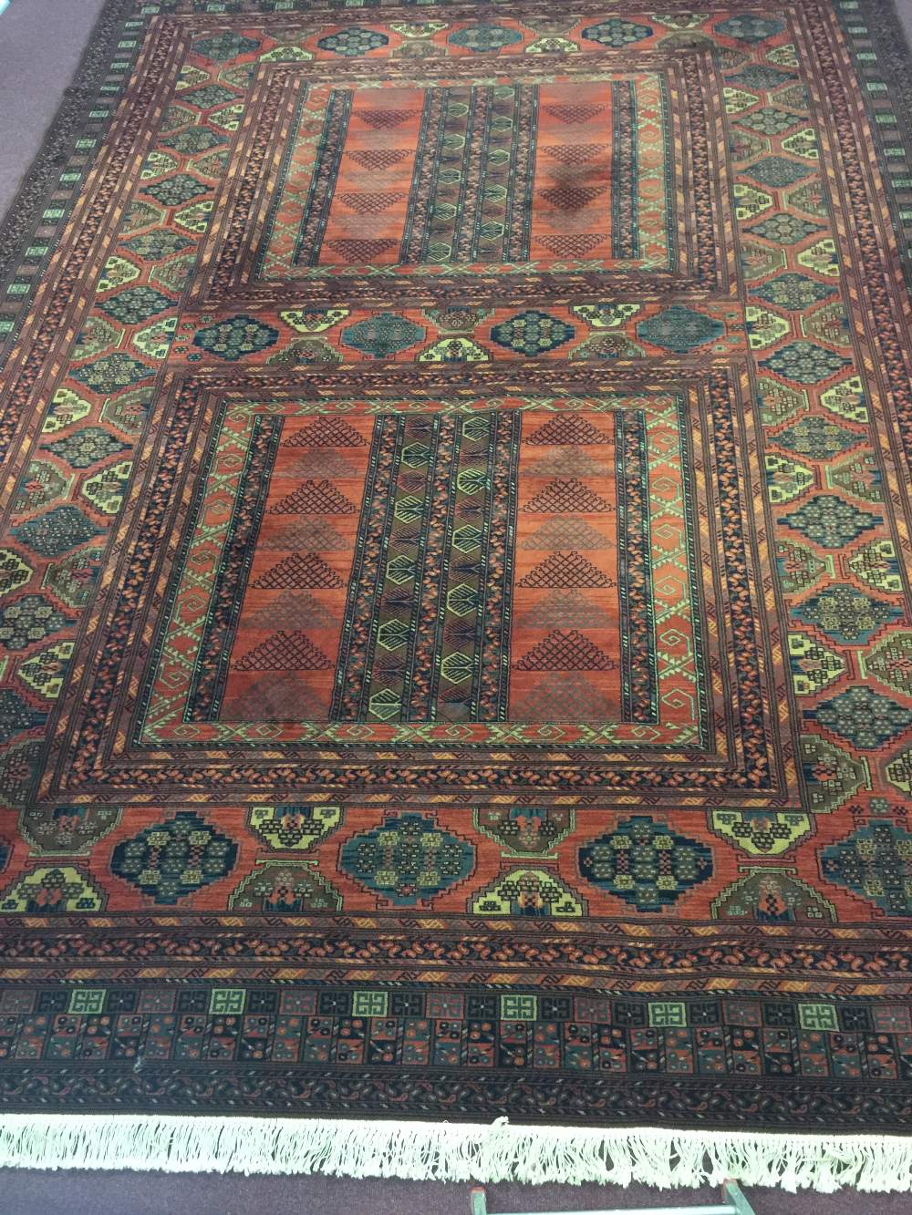 20th cent. Turkoman red ground carpet deep blue refreshed with white elephant foot medallions 5
