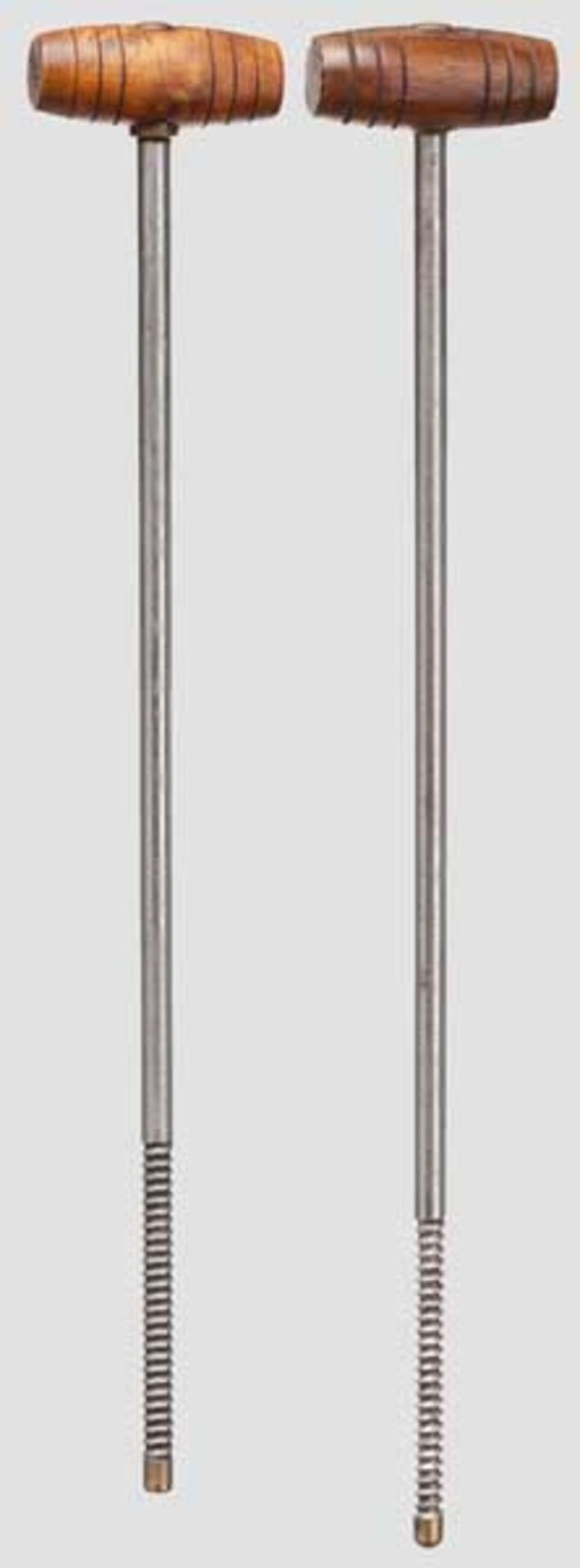 Zwei Wischstöcke zur langen P. 08 Jeweils aus 5,5 mm starkem Stahldraht, Länge ca. 235 mm, Gewinde