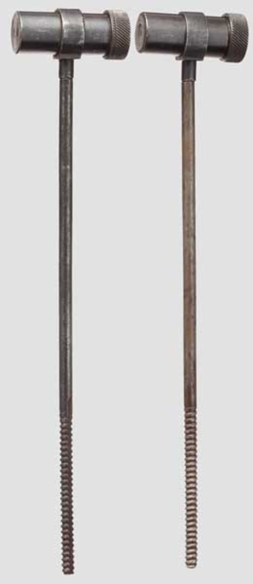 Zwei Wischstöcke zur Parabellum Commercial Jeweils aus 5,5 mm starkem Stahldraht, Länge 185 mm,