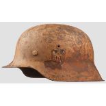 Stahlhelm M 42 in Tarnfarbe mit zwei Abzeichen Sandfarbige Tarnlackierung und Adleremblem zu 50 %