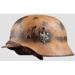 Stahlhelm M 40 in Tarnfarbe Originale, sandfarbene Raulackierung und Adleremblem zu 70 % erhalten.