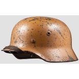 Stahlhelm M 40 in Tarnfarbe Originale, sandfarbige Raulackierung zu 70 % erhalten.