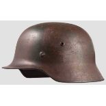 Stahlhelm M 35 für Angehörige einer Luftwaffen-Felddivision Die Stahlglocke mit in Grün- und