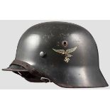 Stahlhelm M 35 mit beiden Abzeichen Originale Glattlackierung, frühes Adleremblem und Reichswappen