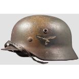 Stahlhelm M 40 in Tarnfarbe Originale Tarnlackierung (braun, ocker und olivgrün) auf grauem Grund