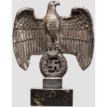 Tischadler auf Marmorsockel Adler aus Buntmetall versilbert, die Plinthe mit Spuren einer entfernten