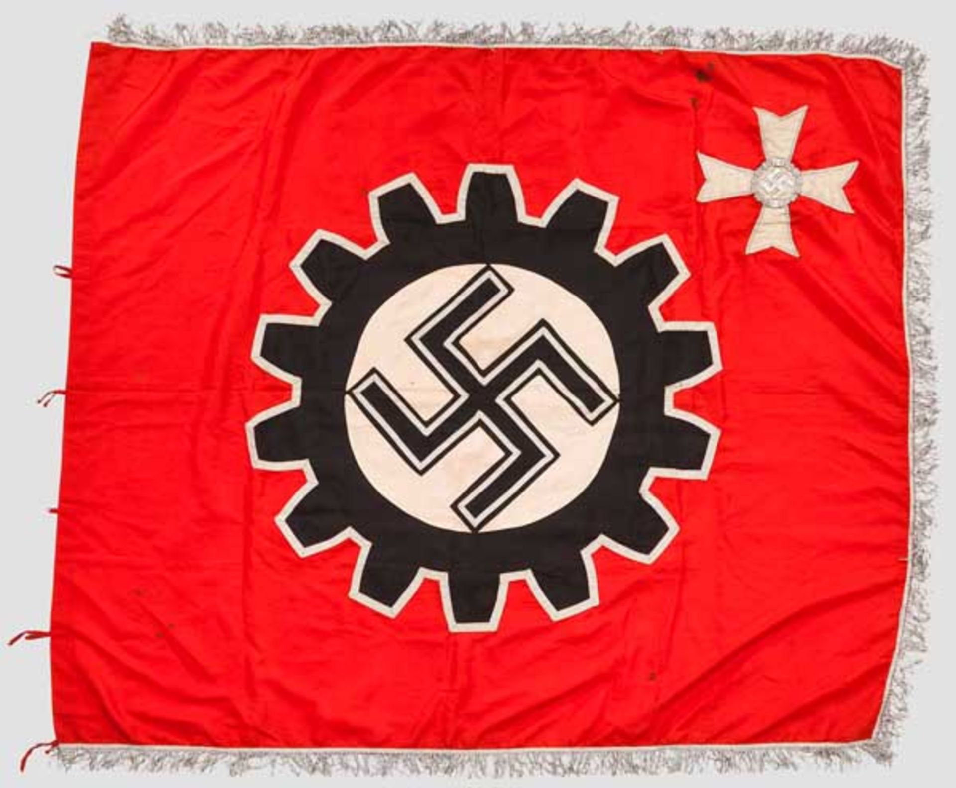 DAF-Kriegsmusterbetriebsfahne Rotes Seidentuch mit beidseitig appliziertem DAF-Emblem mit