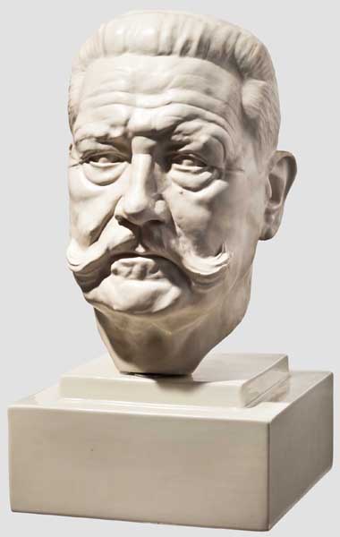 Rosenthalbüste des Reichspräsidenten Paul von Hindenburg (1847 - 1934) Weißes Biskuitporzellan, im