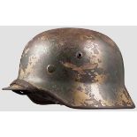 Stahlhelm M 35 in Tarnfarbe mit beiden Abzeichen Originale Tarnlackierung (ocker und olivgrün) auf