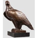 Adler aus Bronze An der Plinthe entfernte Künstlersignatur oder Gussmarke. Auf Marmorsockel