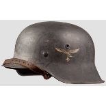 Stahlhelm M 42 Originale Raulackierung und Adleremblem zu 95 % erhalten. Geprägte Lüftungslöcher.