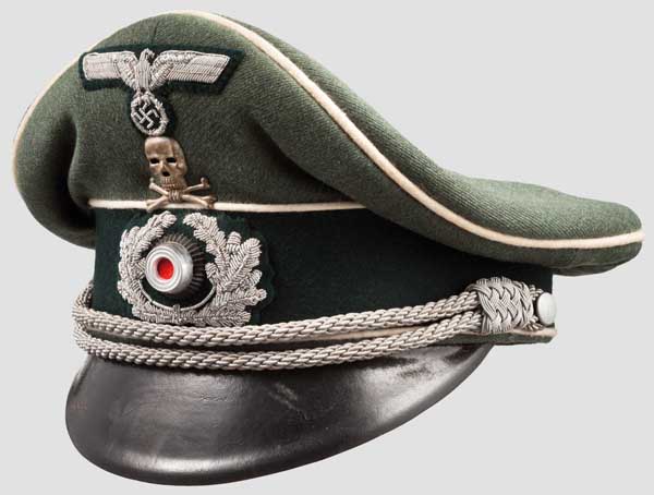 Schirmmütze für Offiziere im Braunschweiger IR 17 Elegante Sattelform aus feldgrauem Gabardine mit