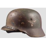 Stahlhelm M 35 mit beiden Abzeichen Luftwaffenblau lackierte Stahlglocke und darüber originale