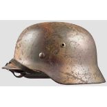 Stahlhelm M 35 in Tarnfarbe Originallackierung in mehrfarbiger Tarnung auf luftwaffenblauer