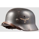 Stahlhelm M 35 mit beiden Abzeichen Originale Glattlackierung, Adleremblem und Reichswappen fast