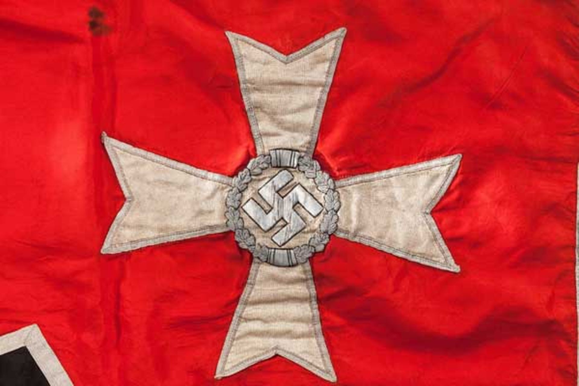DAF-Kriegsmusterbetriebsfahne Rotes Seidentuch mit beidseitig appliziertem DAF-Emblem mit - Bild 2 aus 2