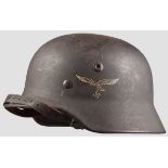 Stahlhelm M 40 Originale Raulackierung und Adleremblem fast vollständig erhalten. Geprägte